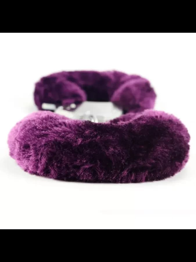 Металлические фиолетовые наручники с мехом Fetish Handcuffs — фото 3