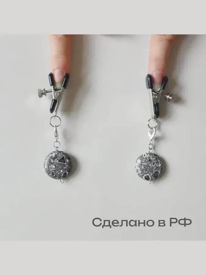 Зажимы на соски с подвесками черно-белые бусины — фото 1